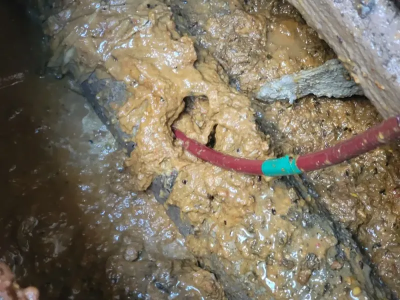옥천 배관 바닥에 쌓인 슬러지