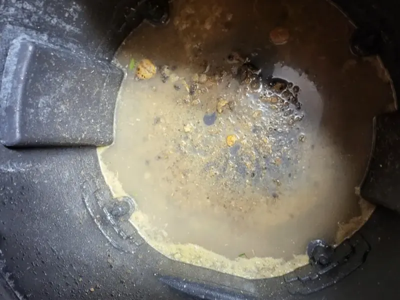 옥천 석션 통 바닥에 가라앉은 찌꺼기